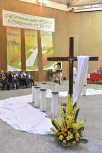 Croix bouquet à Lourdes - 2016